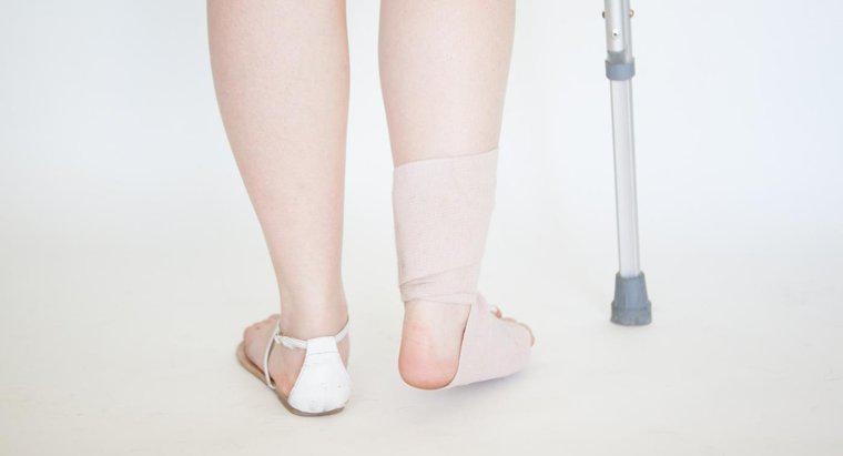 Quali sono alcuni rimedi domestici per trattare il dolore alla caviglia?