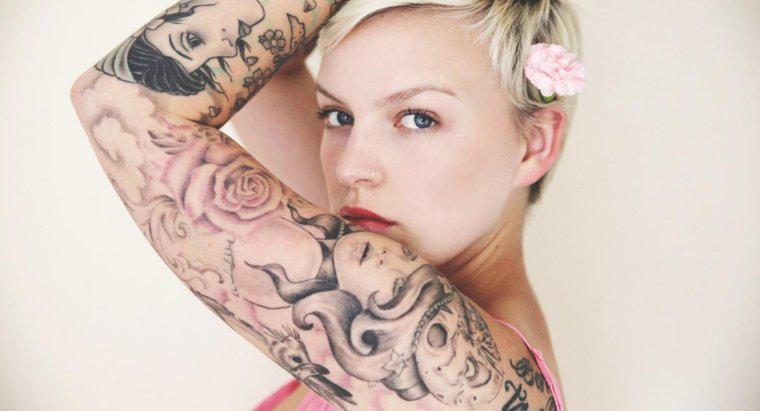 Quali sono le possibili complicazioni associate all'uso dell'inchiostro rosa per tatuaggi?