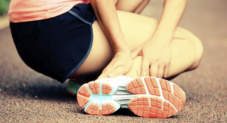 Quali sono alcune cause di intorpidimento, formicolio e dolore al piede?