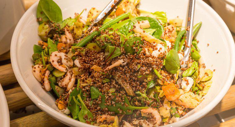 Ricette del piatto di Natale: insalata di quinoa con gamberi e spinaci