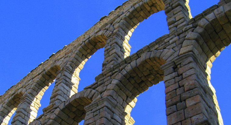 In che modo l'architettura romana influisce sulla società moderna?