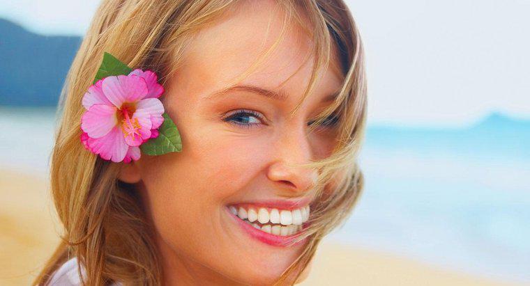 Quale lato dovrebbe una donna indossare un fiore hawaiano tra i capelli?