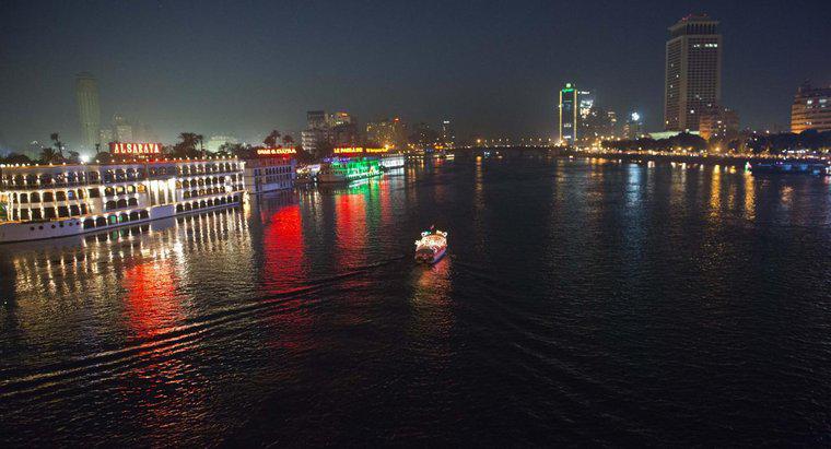 Quali città e città sono lungo il fiume Nilo?
