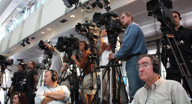 Quali sono i vantaggi e gli svantaggi dei mass media?