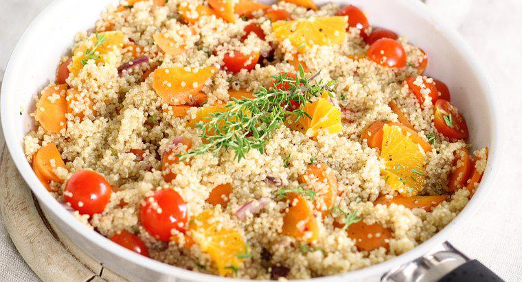 Ricette di cibo sano con insalata di quinoa e verdure