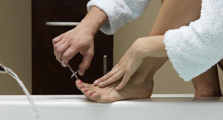 Cosa causa macchie bianche sulle unghie dei piedi?
