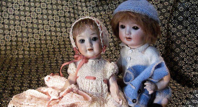 Quali fattori contribuiscono al valore delle bambole antiche?